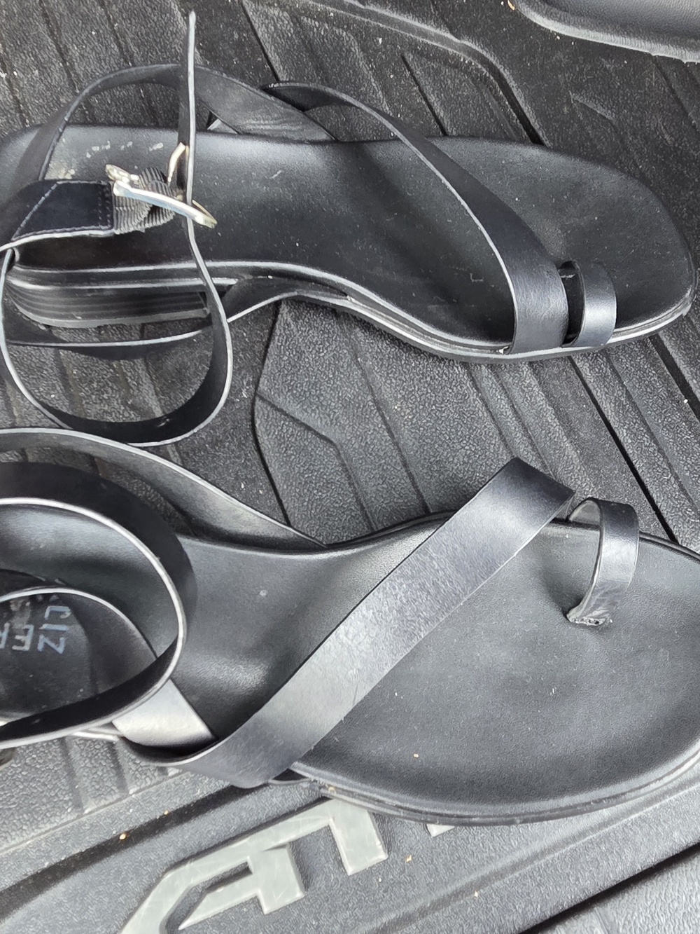 Womens black leather naturalizer brand strappy sandals size 9.5